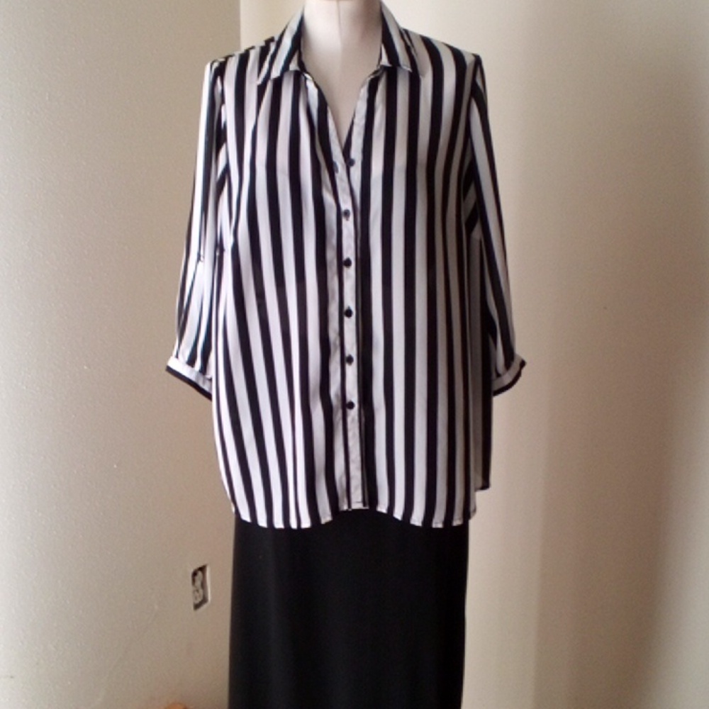 Women's plus blouse 1x black white unique lace detailing on back lower half